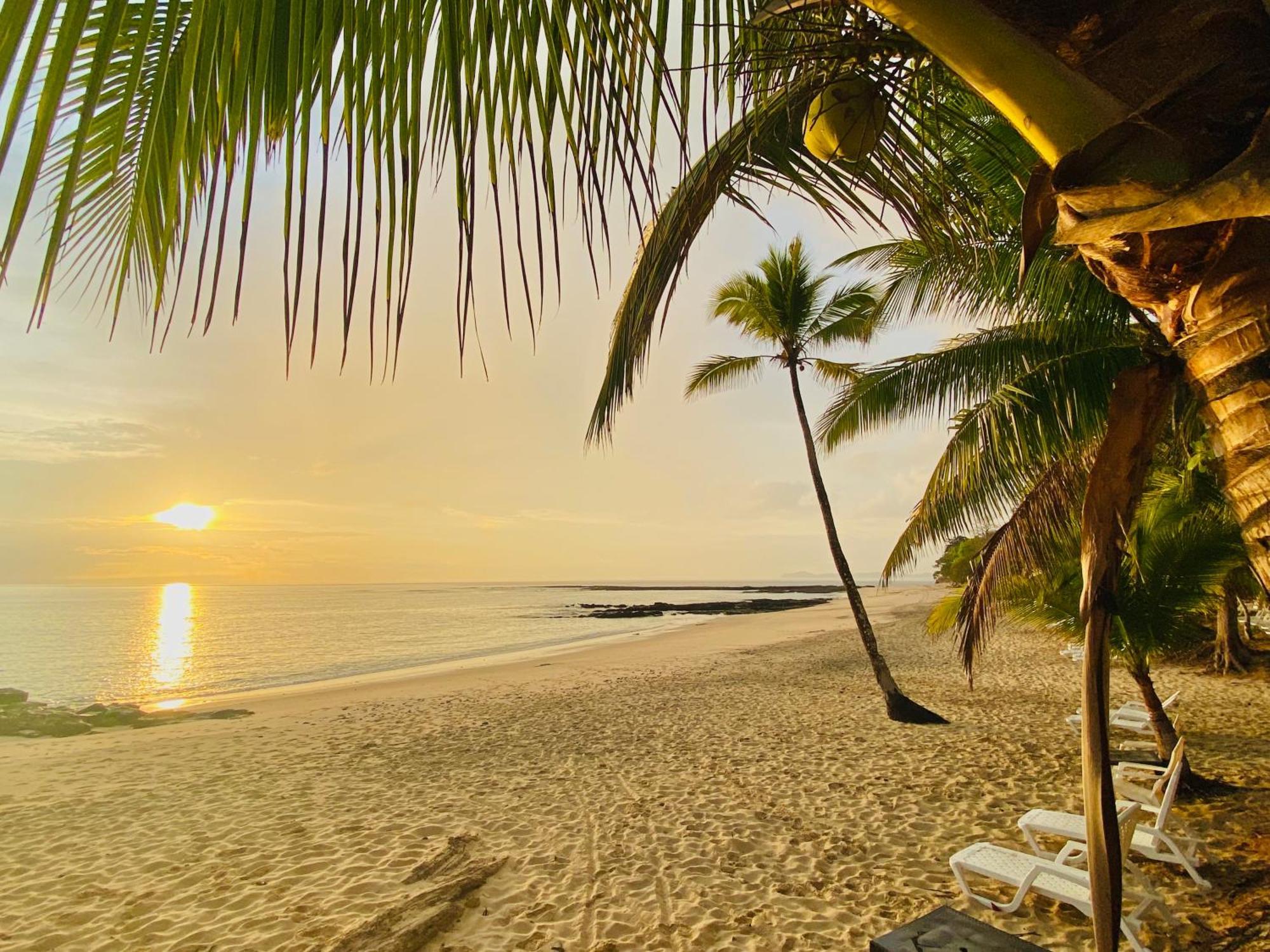 Sonny Island Resort Cabanas Frente Al Mar Punta Bajo Rico Bagian luar foto
